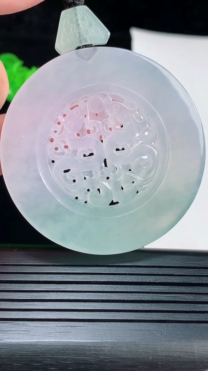 天然A货翡翠仿古龙牌吊坠，尺寸53-5重量:38.25g
6月2日