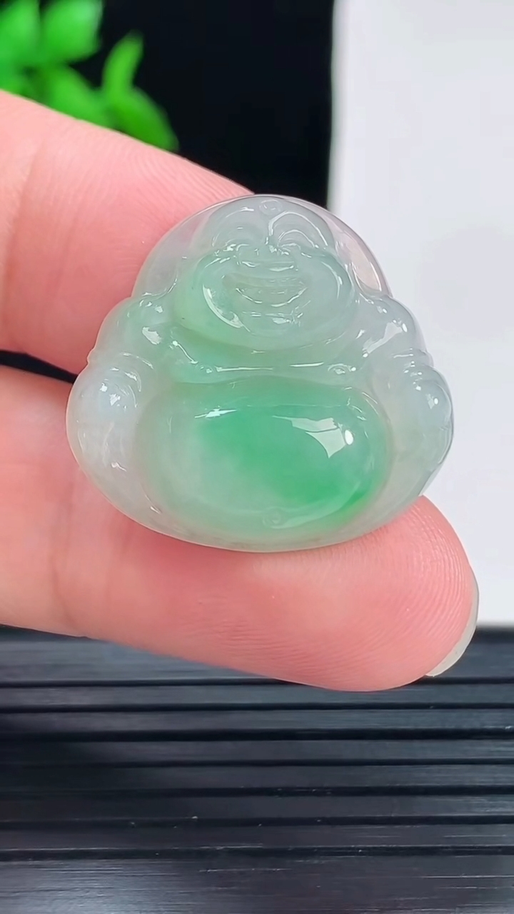 天然A货翡翠佛公吊坠，尺寸24-26-6.8重量:6.35g
6月2日