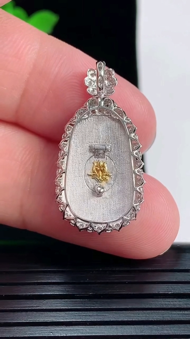 天然A货翡翠金枝玉叶 叶子吊坠，尺寸29.5-15.5-6.2，裸石19-13重量:2.83g
6月2日