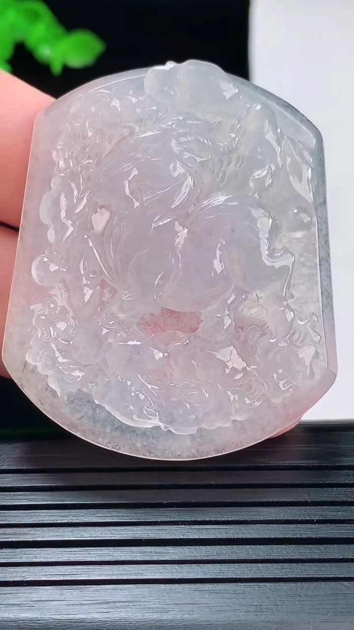 天然A货翡翠生肖羊吊坠，尺寸51-42-5.6重量:25.16g
6月2日