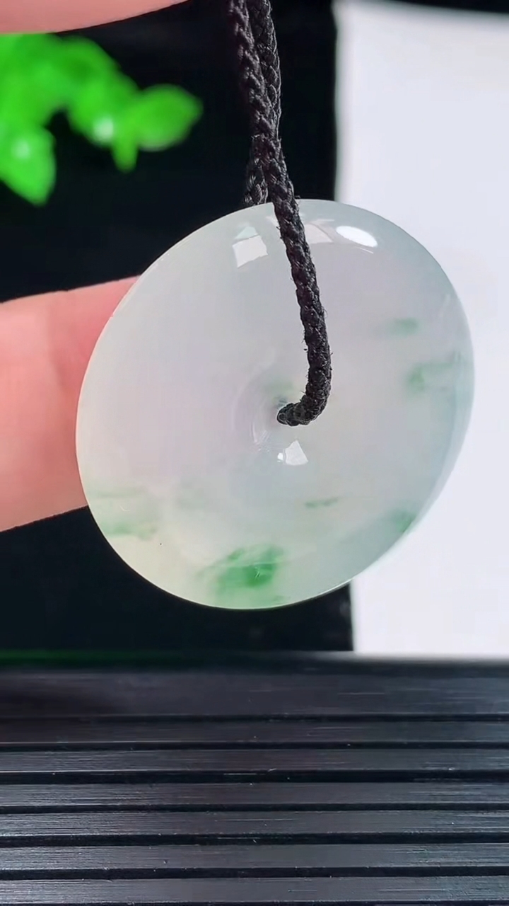 天然A货翡翠种飘花平安扣吊坠，尺寸29.6-5.2重量:9.81g
6月2日