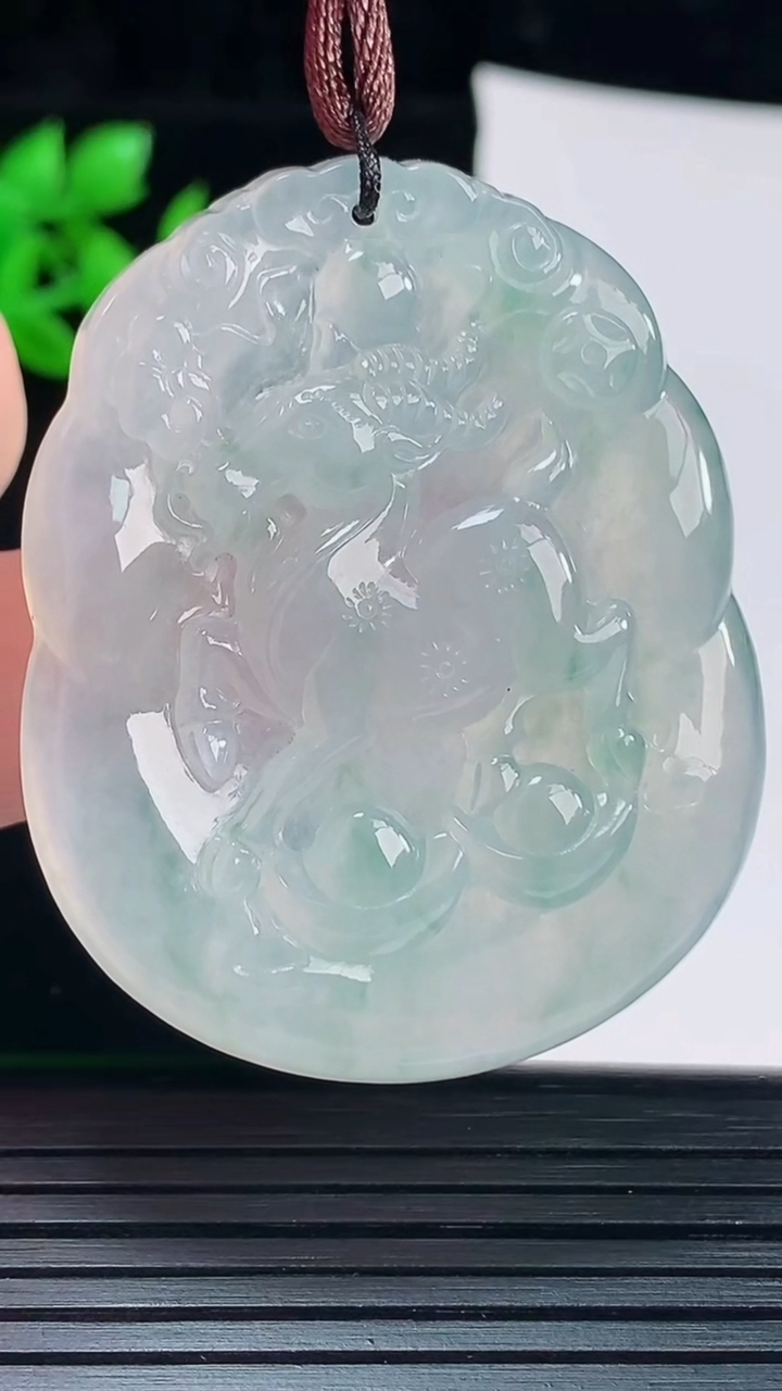 天然A货翡翠种飘花生肖羊吊坠，尺寸49.6-40-6.2重量:24.43g
6月2日