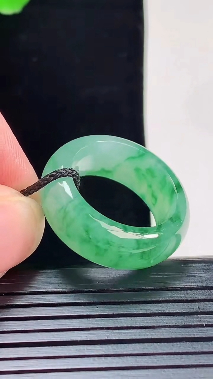 天然A货翡翠玉指环 戒指，尺寸18.6-9-5重量:8.97g2026年6月2日
工厂直销收藏佳品,种好水足，色泽均匀，有种有色，上手高大气！