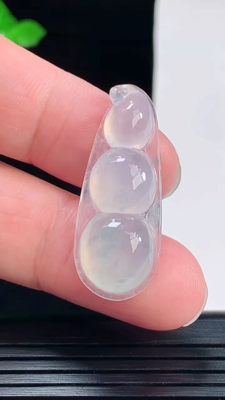 天然A货翡翠冰种飘花福豆吊坠，尺寸36-14-6重量:4.64g
6月2日