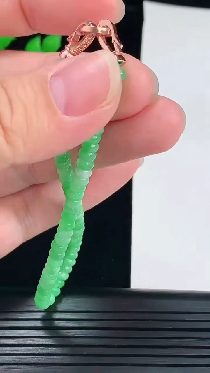 天然A货翡翠算盘珠手串，尺寸4.2-2.8重量:7.43g6月2日
工厂直销收藏佳品,种好水足，色泽均匀，有种有色，上手高大气！