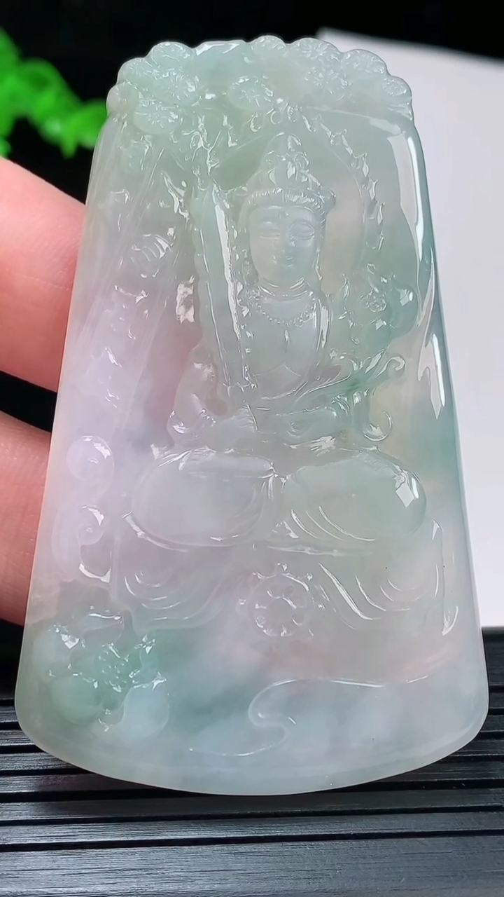 天然A货翡翠飘花虚空藏菩萨吊坠，尺寸70-43.6-4.6重量:33.96g
6月2日