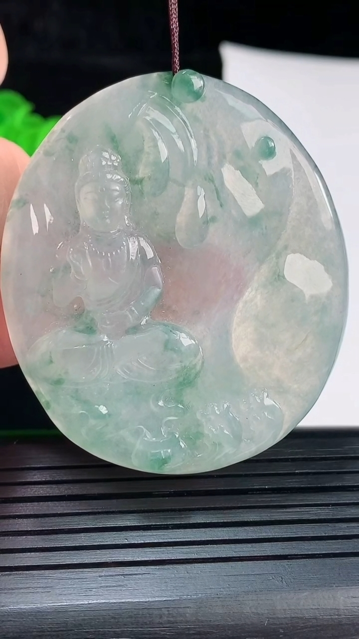 天然A货翡翠飘花观音菩萨吊坠，尺寸55-49-5重量:29.44g
6月2日