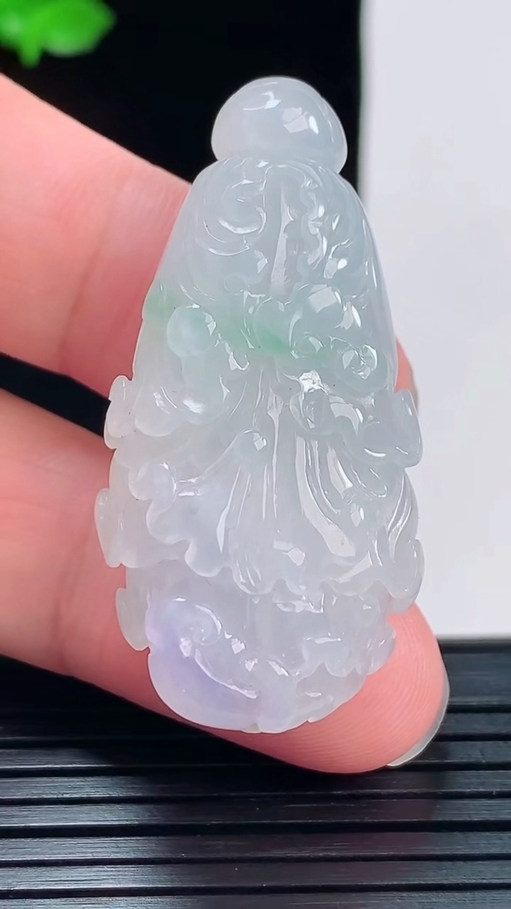 天然A货翡翠春带彩 紫罗兰白菜吊坠，尺寸45.6-23-12.6重量:18.68g
6月2日