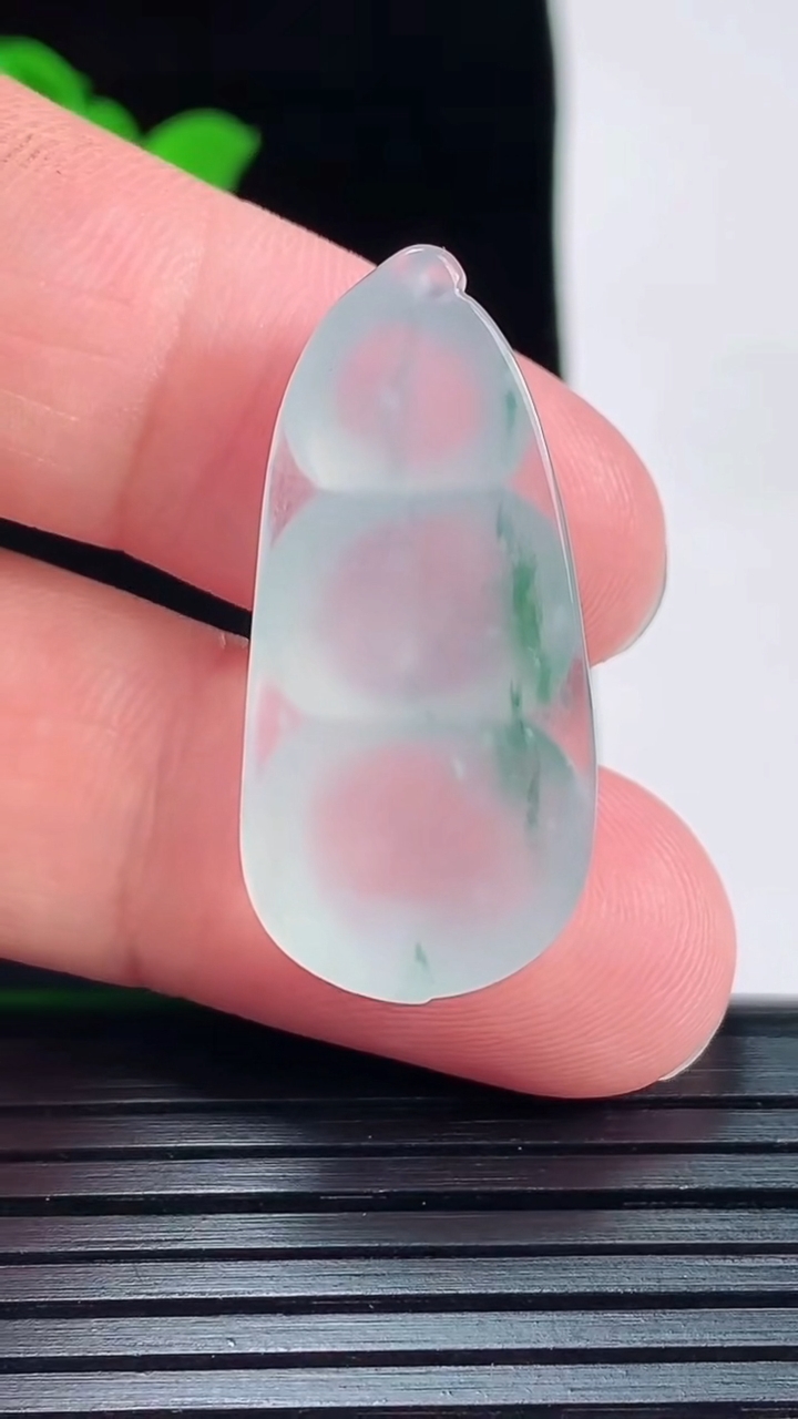 天然A货翡翠冰种飘花福豆镶嵌件，尺寸32.6-15-6重量:4.85g
6月2日