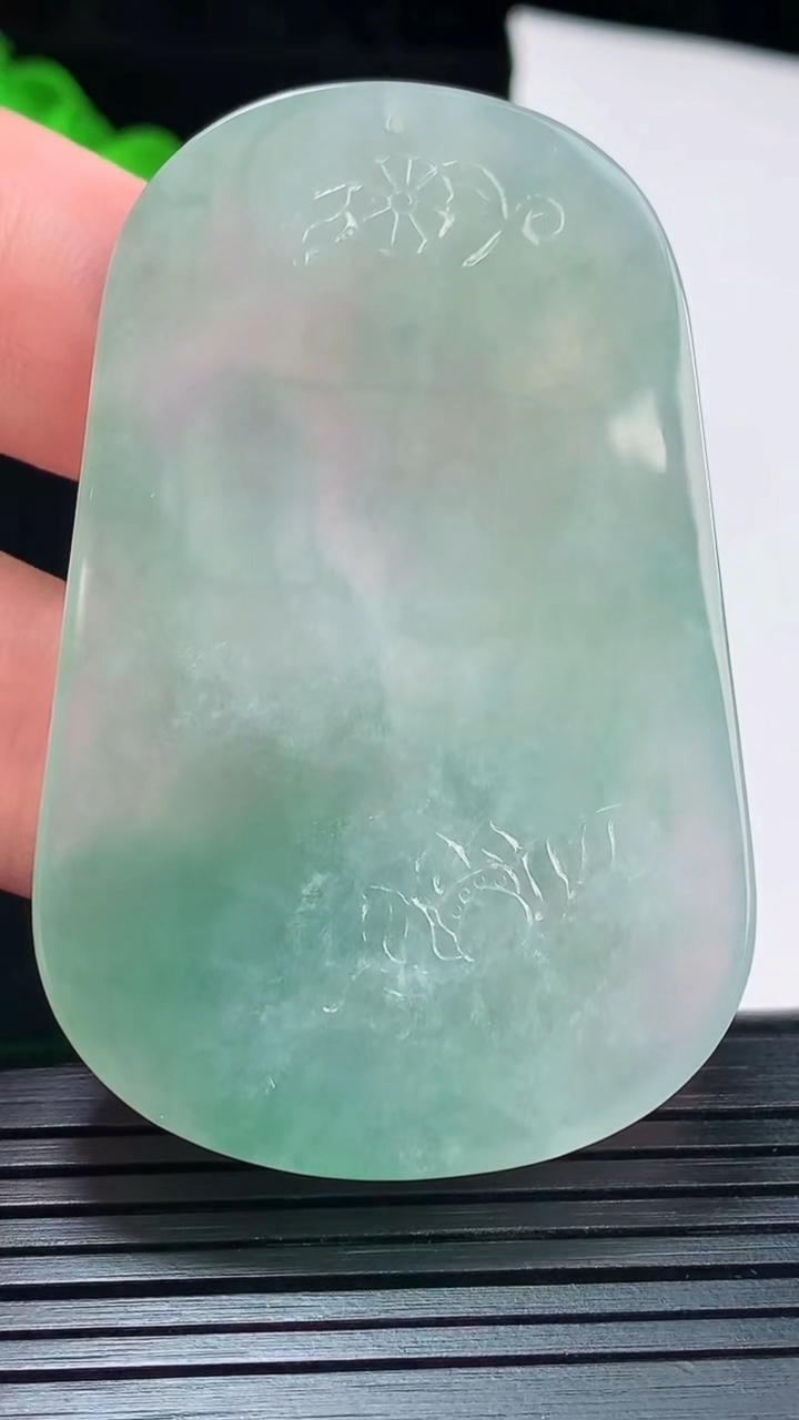 天然A货翡翠大势至菩萨吊坠，尺寸63-40.6-6重量:34.70g
6月2日