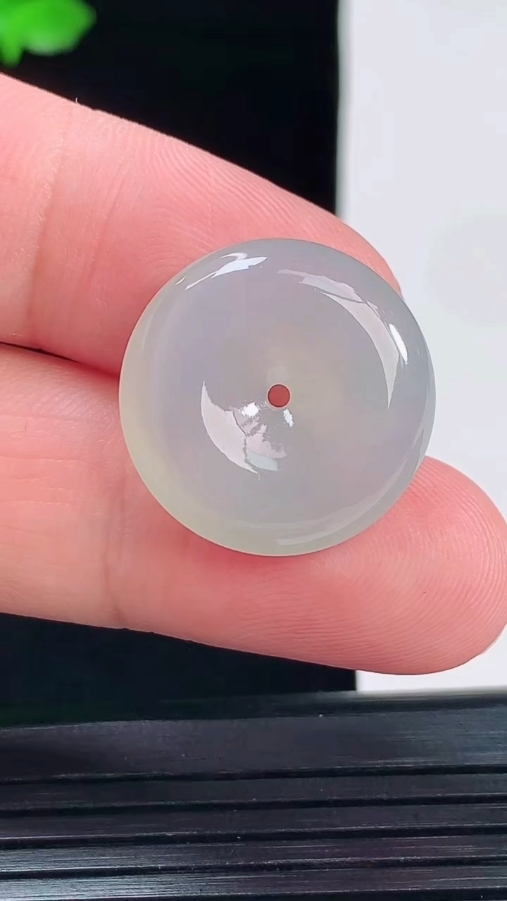 天然A货翡翠平安扣吊坠，尺寸21-5重量:4.21g
6月2日