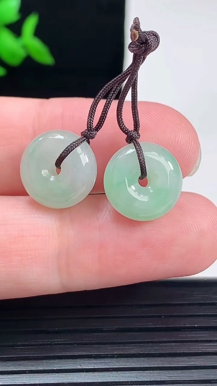 天然A货翡翠平安扣吊坠一对，尺寸13-5.6重量:4.06g
6月2日