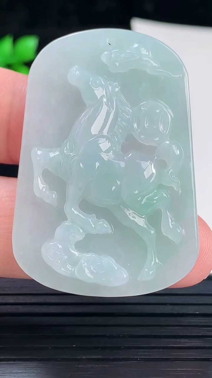 天然A货翡翠生肖狗吊坠，尺寸48-33-5.5重量:16.39g
6月2日