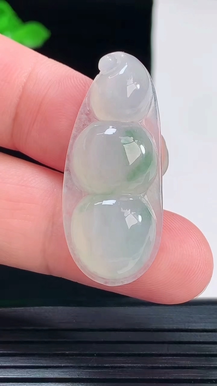 天然A货翡翠冰种飘花福豆吊坠，尺寸38.5-16.2-6重量:6.16g
6月2日