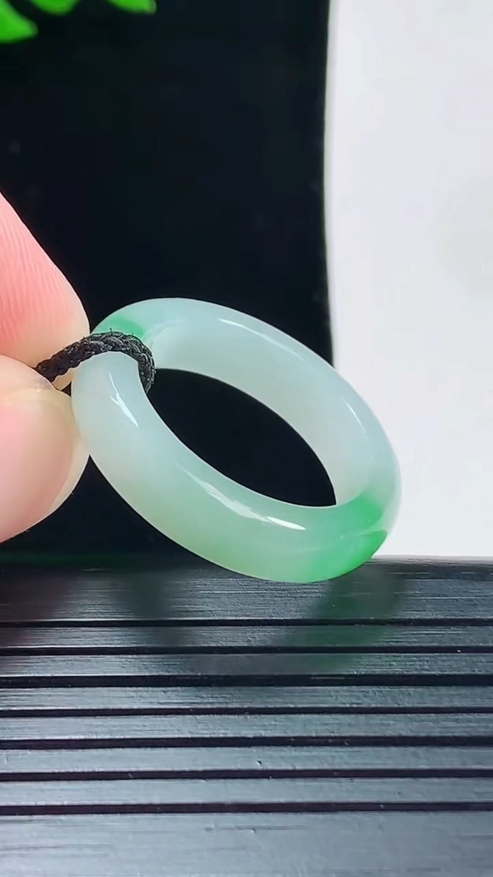 天然A货翡翠玉指环 戒指，尺寸19.5-5.6-3.6重量:4.53g2026年6月2日
工厂直销收藏佳品,种好水足，色泽均匀，有种有色，上手高大气！