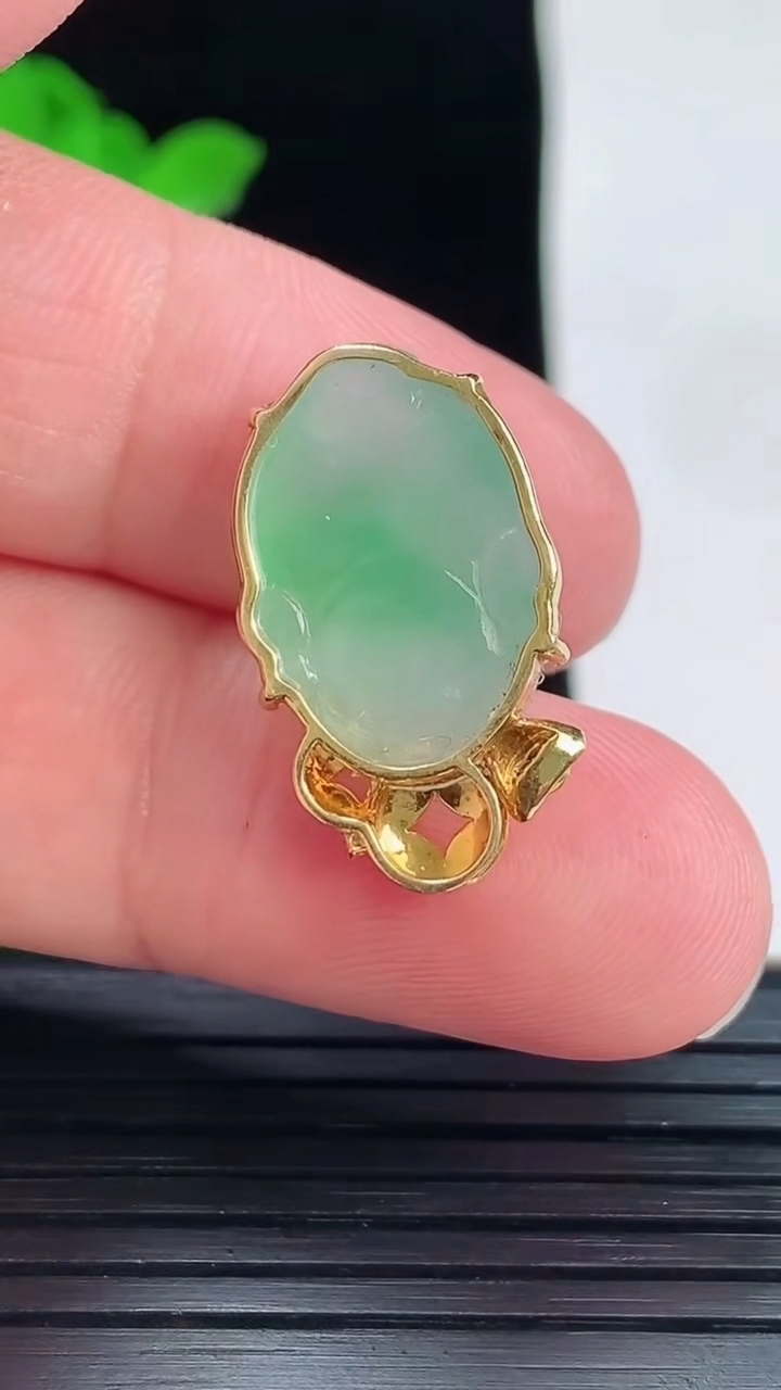 天然A货翡翠金蟾吊坠，尺寸23.6-13.6-8，裸石19-13.6重量:3.79g
6月2日