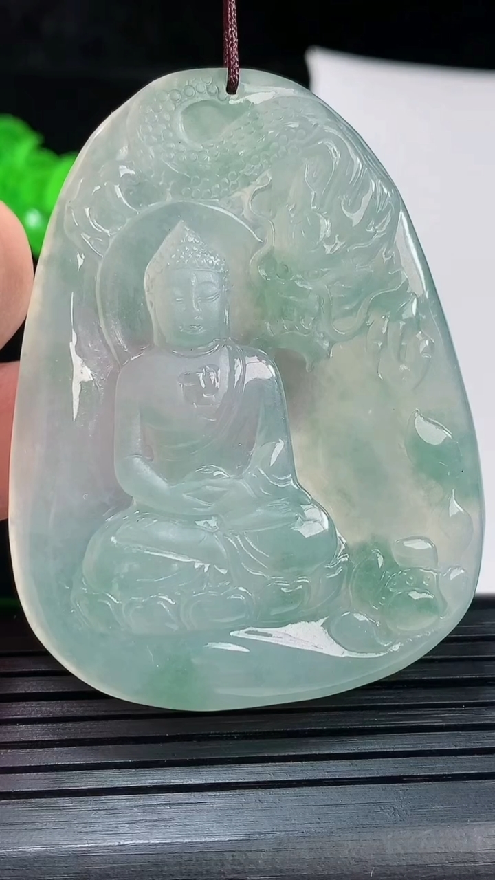 天然A货翡翠种飘花祥龙大日如来佛吊坠，尺寸60.5-46-5重量:29.84g
6月2日