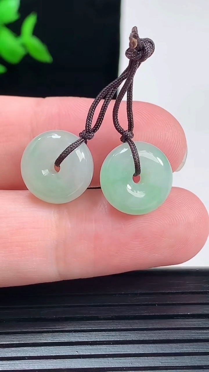 天然A货翡翠平安扣吊坠一对，尺寸13-5.6重量:4.06g
6月2日
