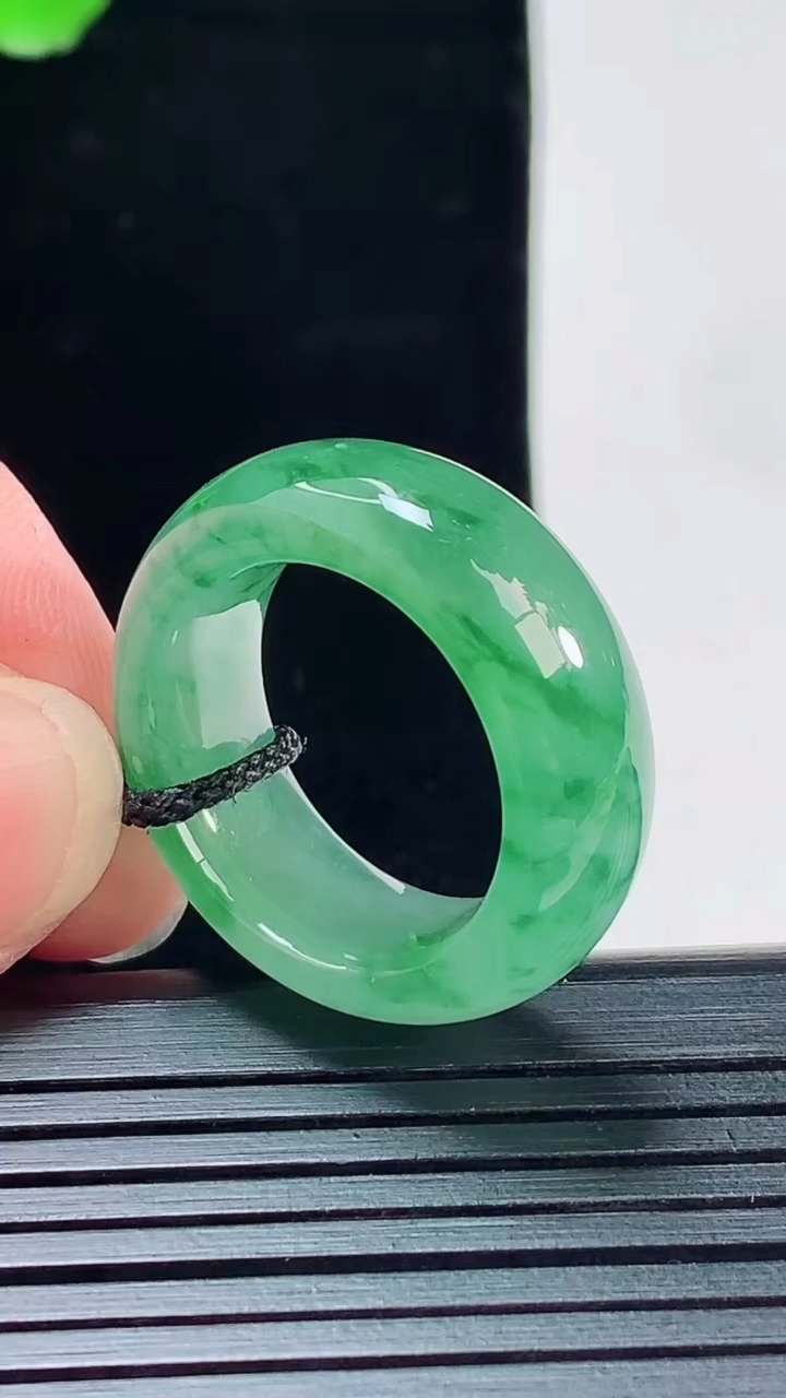 天然A货翡翠玉指环 戒指，尺寸18.6-9-5重量:8.97g2026年6月2日
工厂直销收藏佳品,