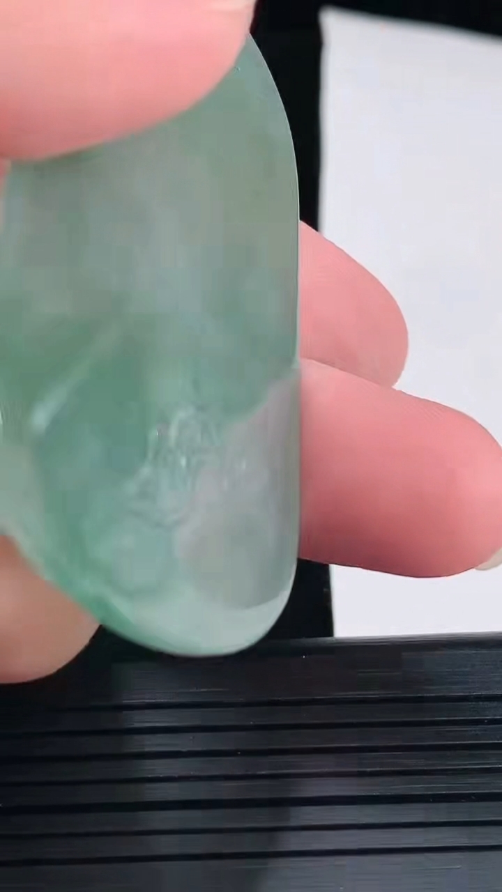 天然A货翡翠大势至菩萨吊坠，尺寸63-40.6-6重量:34.70g
6月2日