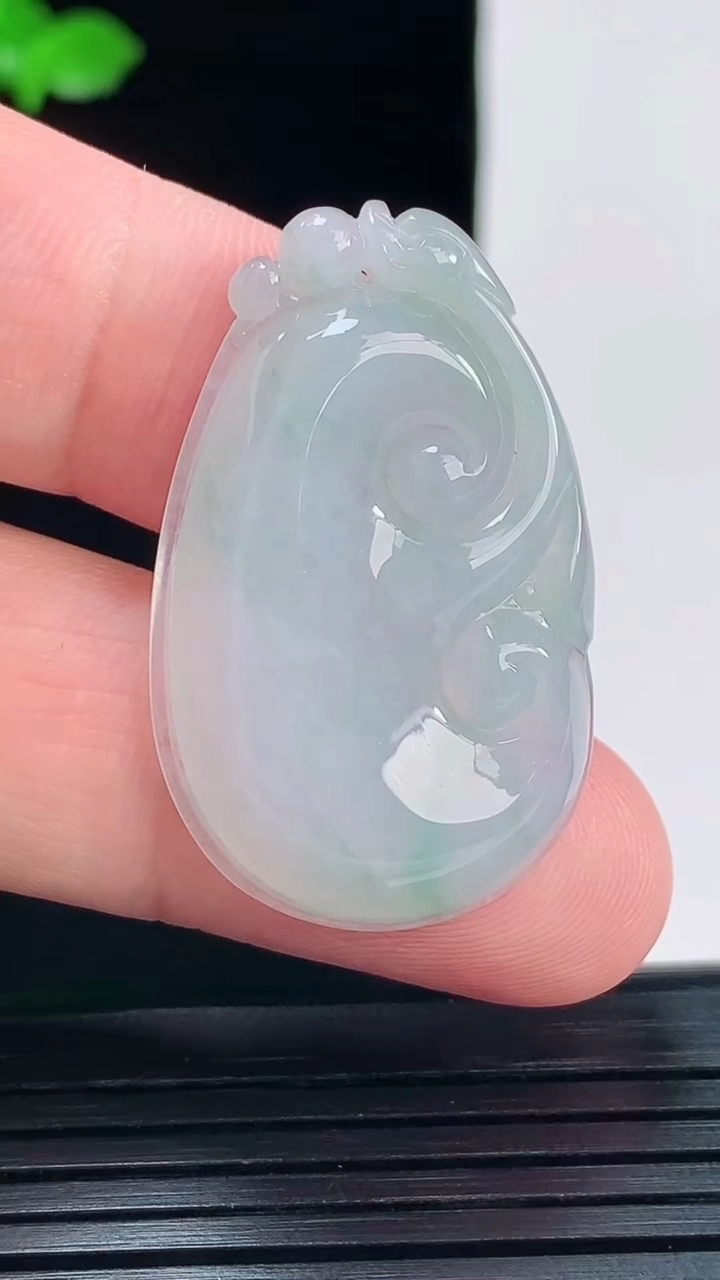 天然A货翡翠如意吊坠，尺寸36.5-22.6-5.8重量:8.32g
6月2日