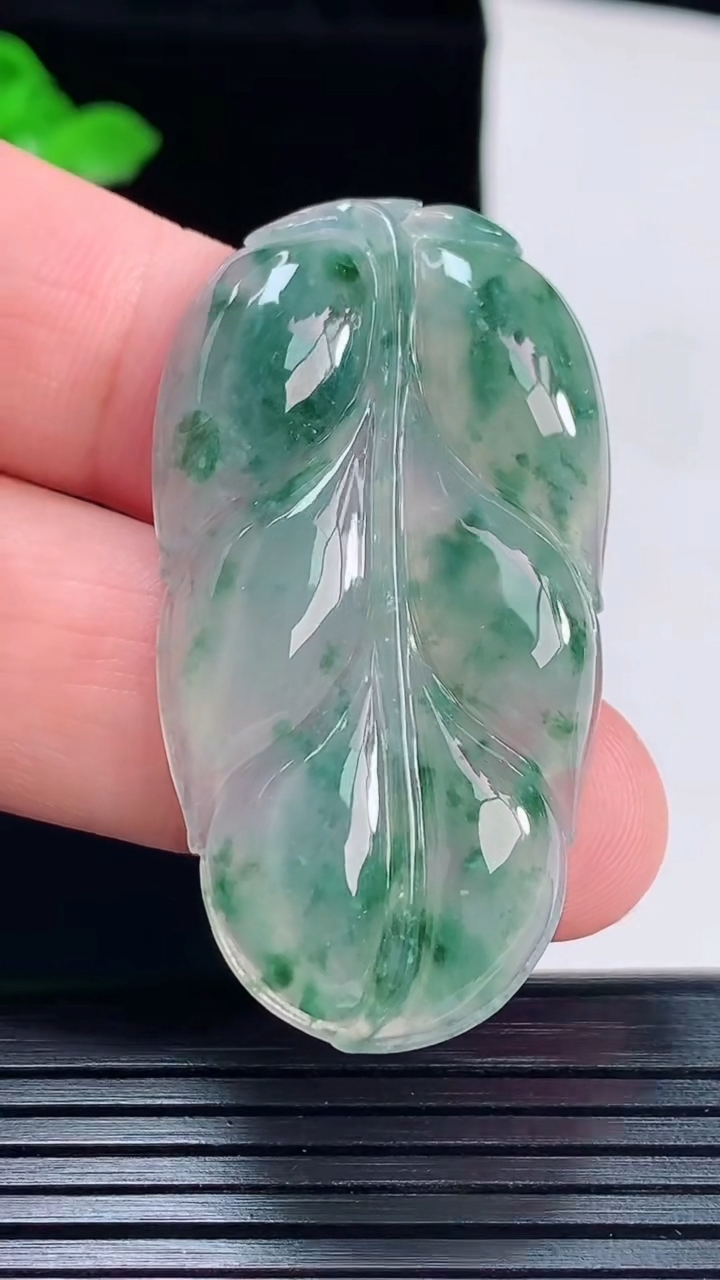 天然A货翡翠飘花金枝玉叶 叶子吊坠，尺寸49-26.5-6重量:14.69g
6月2日