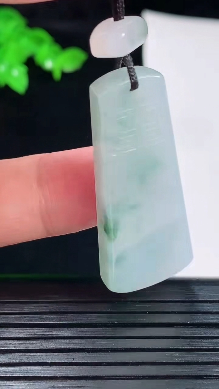 天然A货翡翠飘花仿古无事牌吊坠，尺寸40-17-6重量:11.39g
6月2日