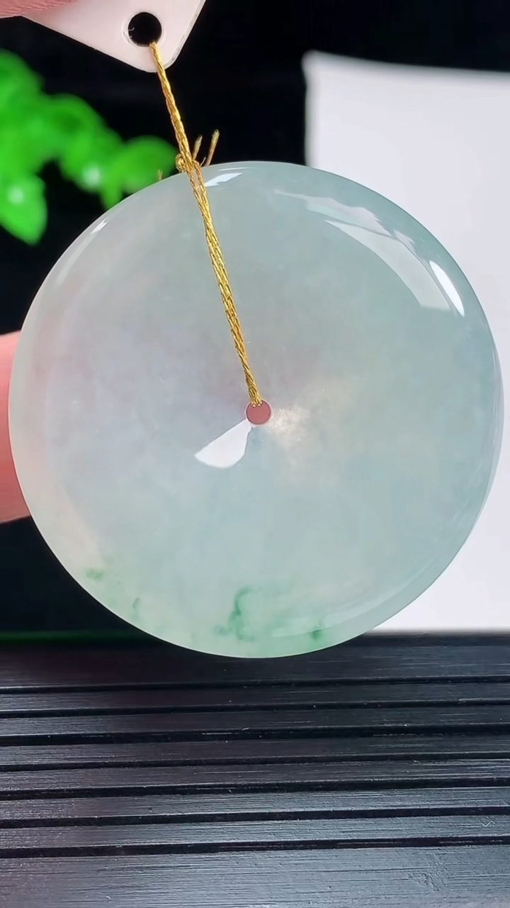 天然A货翡翠飘花平安扣吊坠，尺寸38-5.5重量:17.10g
6月2日