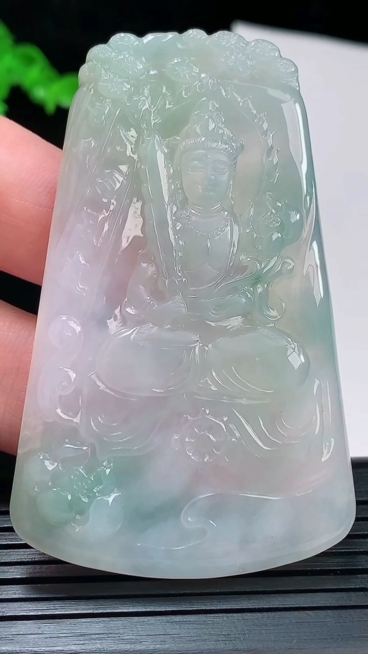 天然A货翡翠飘花虚空藏菩萨吊坠，尺寸70-43.6-4.6重量:33.96g
6月2日