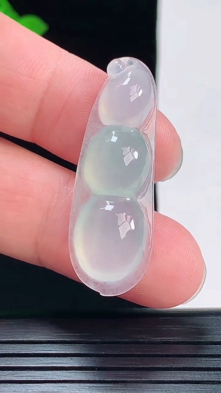 天然A货翡翠福豆吊坠，尺寸40-14-6.5重量:5.48g
6月2日