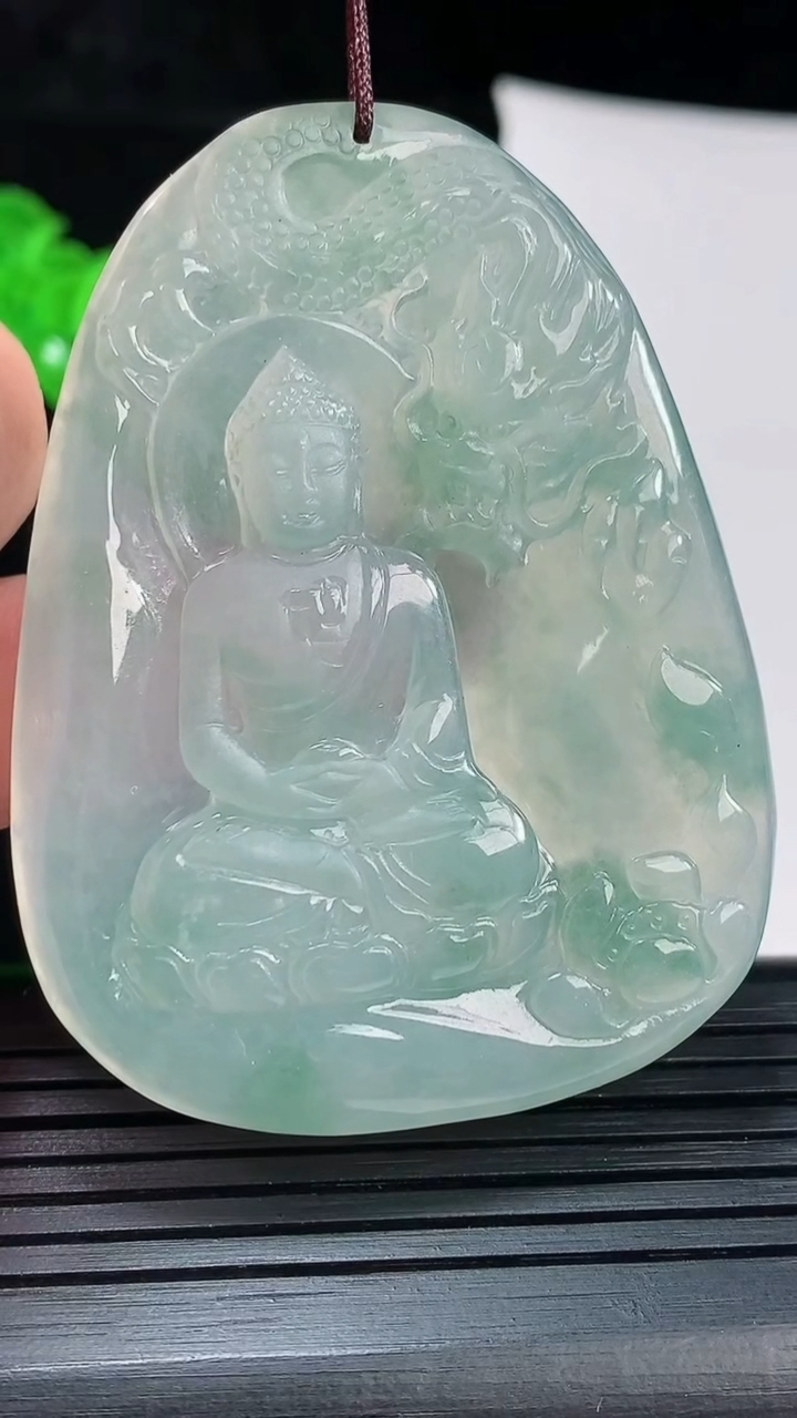 天然A货翡翠种飘花祥龙大日如来佛吊坠，尺寸60.5-46-5重量:29.84g
6月2日