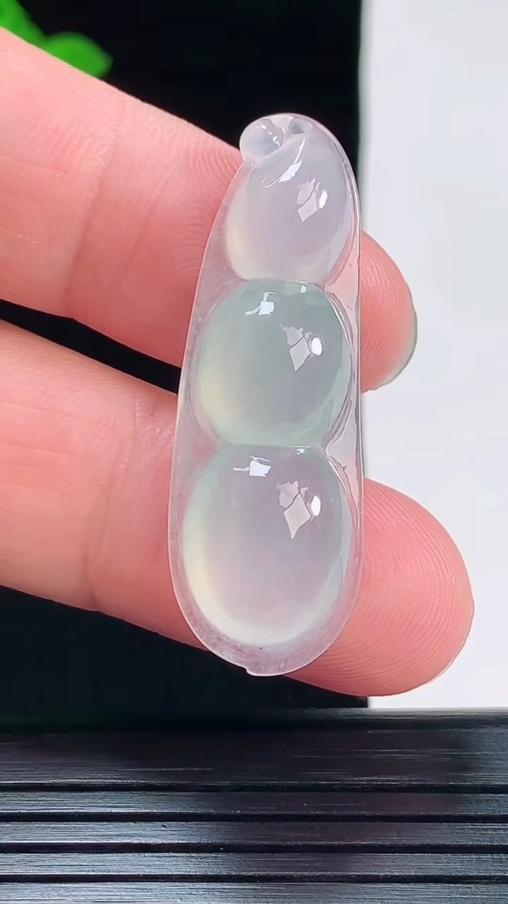 天然A货翡翠福豆吊坠，尺寸40-14-6.5重量:5.48g
6月2日