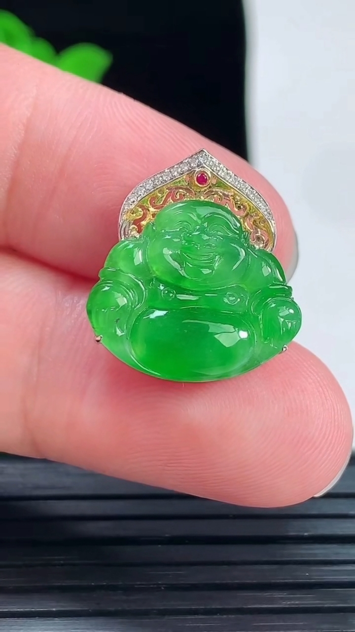 天然A货翡翠佛公吊坠，尺寸20-18-5.5，裸石15-18重量:2.25g
6月2日