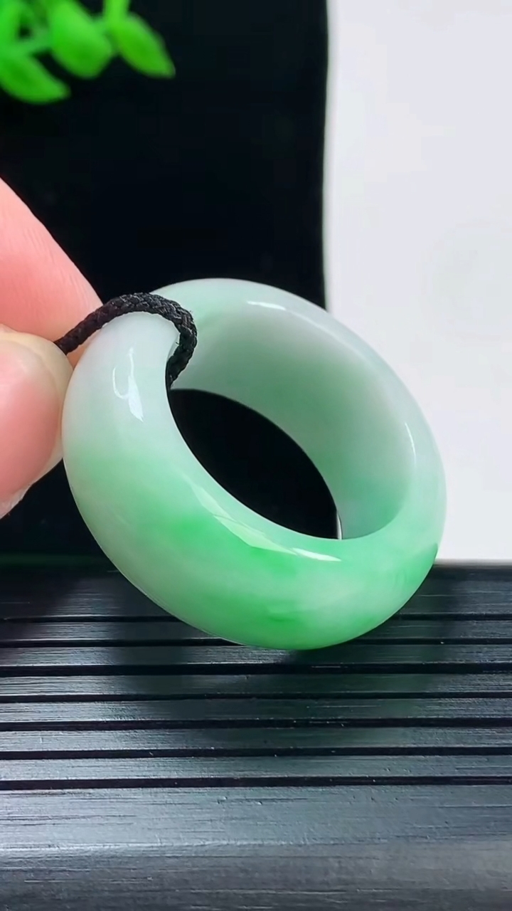 天然A货翡翠素面玉扳指 戒指，尺寸22.6-12-5.2重量:5.46g2026年6月2日
工厂直销收藏佳品,种好水足，色泽均匀，有种有色，上手高大气！