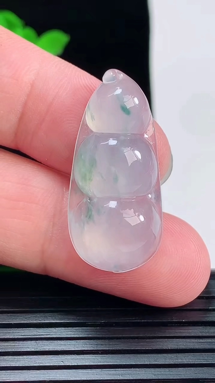 天然A货翡翠冰种飘花福豆镶嵌件，尺寸32.6-15-6重量:4.85g
6月2日