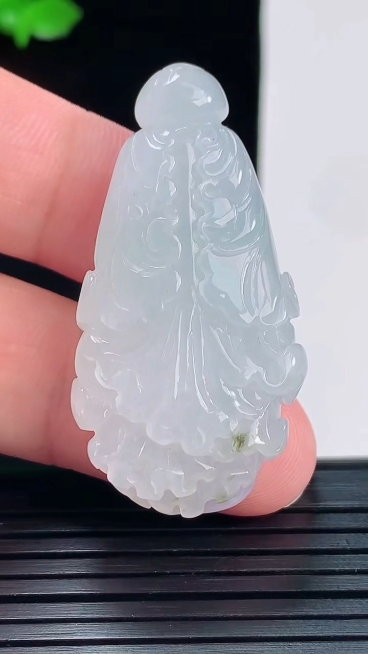 天然A货翡翠春带彩 紫罗兰白菜吊坠，尺寸45.6-23-12.6重量:18.68g
6月2日