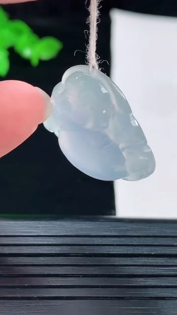 天然A货翡翠种紫罗兰佛公吊坠，尺寸22.5-26-5.8重量:5.35g
6月2日