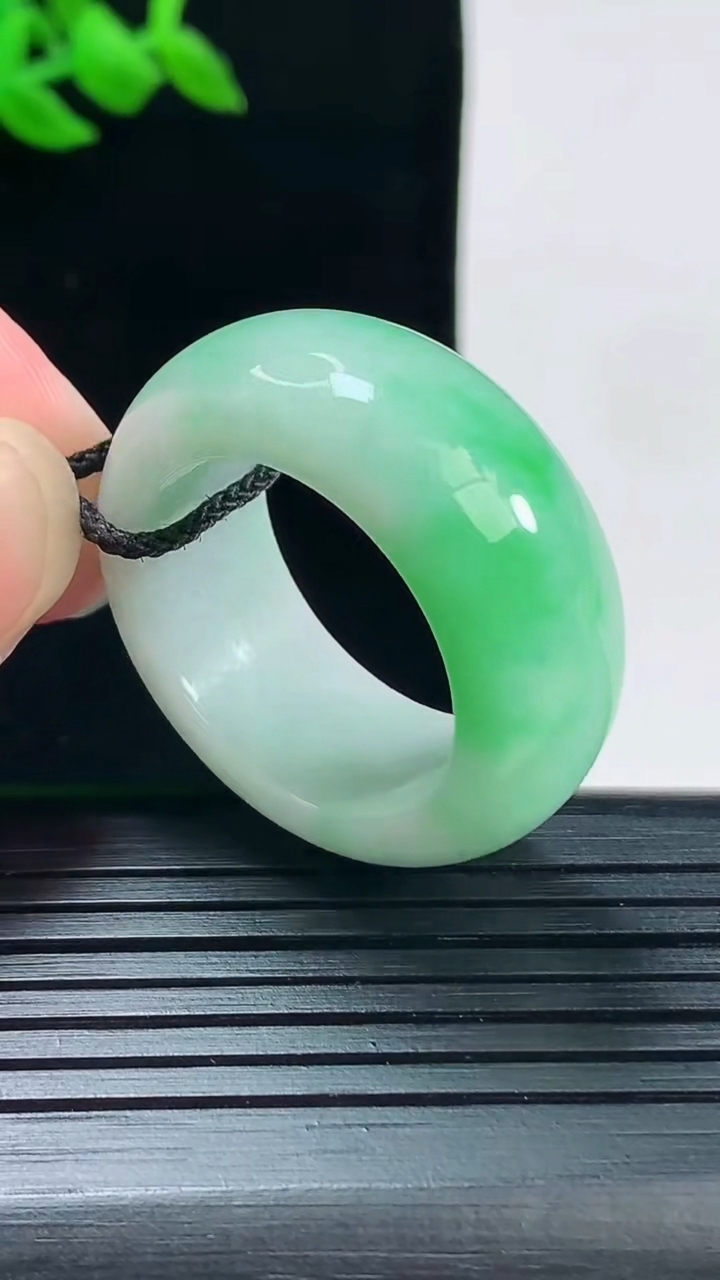 天然A货翡翠素面玉扳指 戒指，尺寸22.6-12-5.2重量:5.46g2026年6月2日
工厂直销收藏佳品,种好水足，色泽均匀，有种有色，上手高大气！