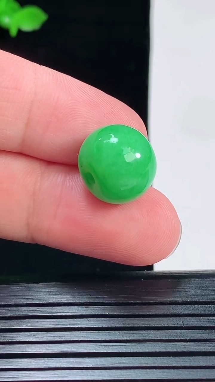 天然A货翡翠路路通吊坠，尺寸12-14.5重量:4.86g
6月2日