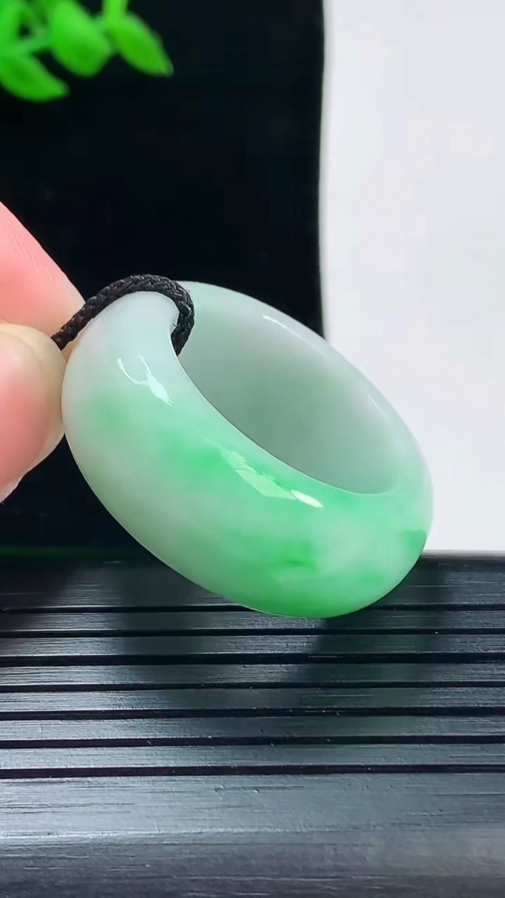 天然A货翡翠素面玉扳指 戒指，尺寸22.6-12-5.2重量:5.46g2026年6月2日
工厂直销收藏佳品,种好水足，色泽均匀，有种有色，上手高大气！