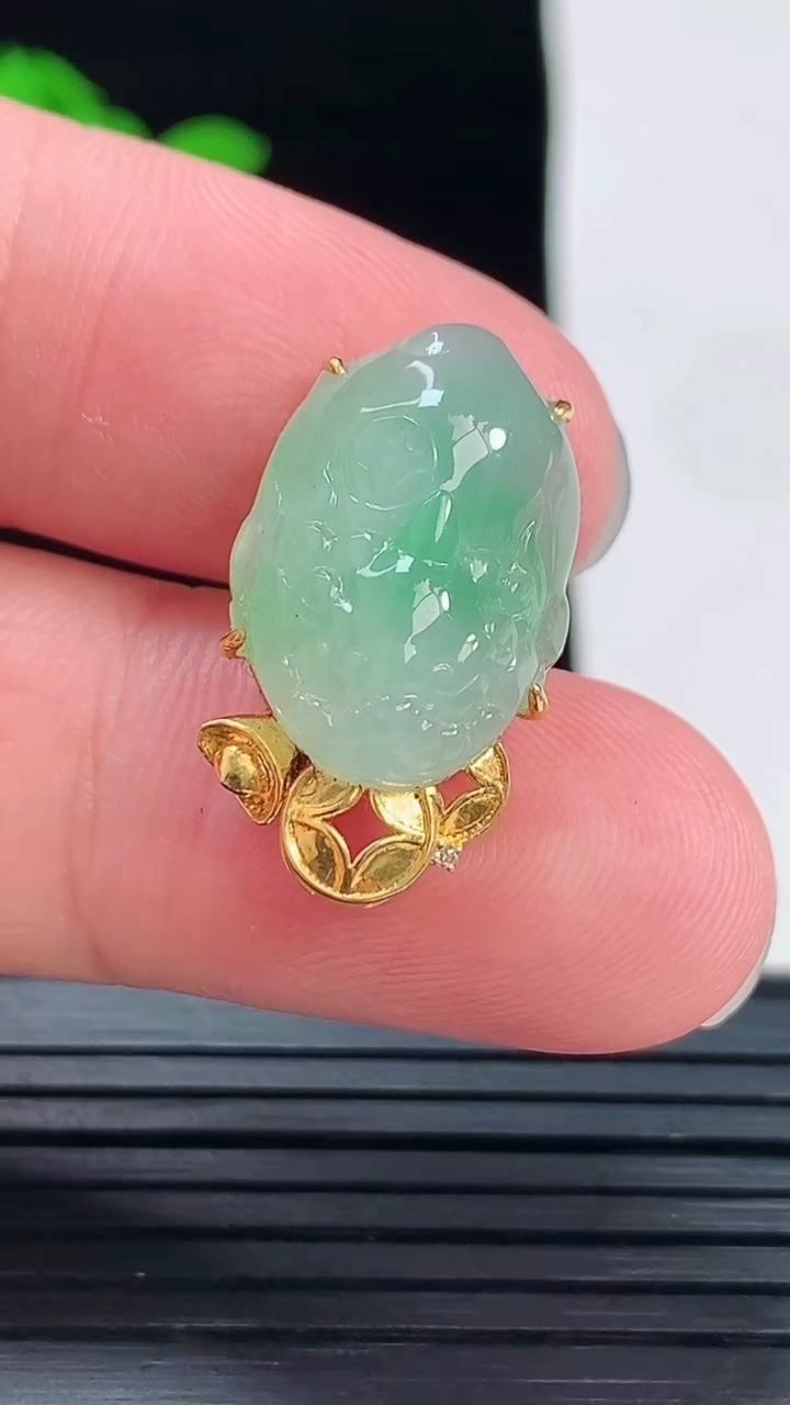 天然A货翡翠金蟾吊坠，尺寸23.6-13.6-8，裸石19-13.6重量:3.79g
6月2日