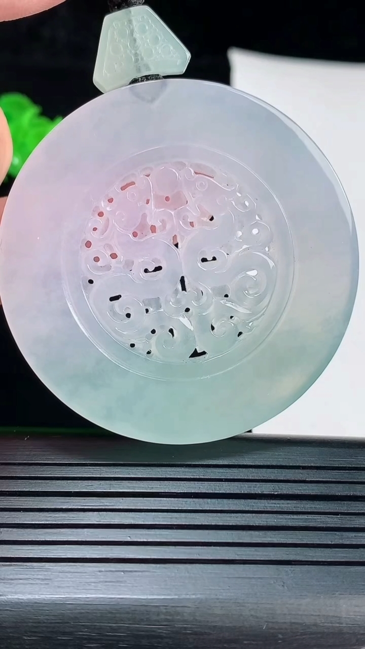 天然A货翡翠仿古龙牌吊坠，尺寸53-5重量:38.25g
6月2日
