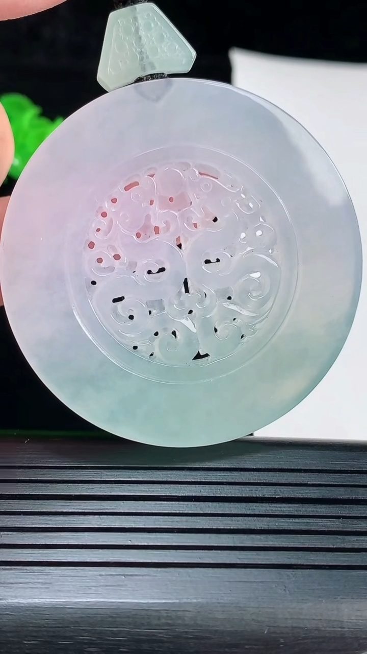 天然A货翡翠仿古龙牌吊坠，尺寸53-5重量:38.25g
6月2日