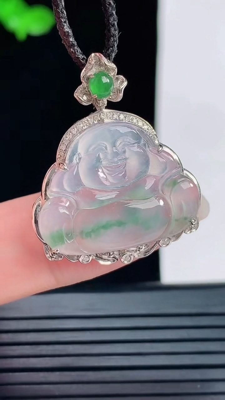 天然A货翡翠种飘花佛公吊坠，尺寸29.6-24.2-6.2，裸石17.5-22.5重量:3.18g
6月2日
