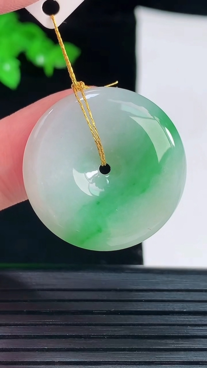 天然A货翡翠平安扣吊坠，尺寸27-5.6重量:8.56g
6月2日