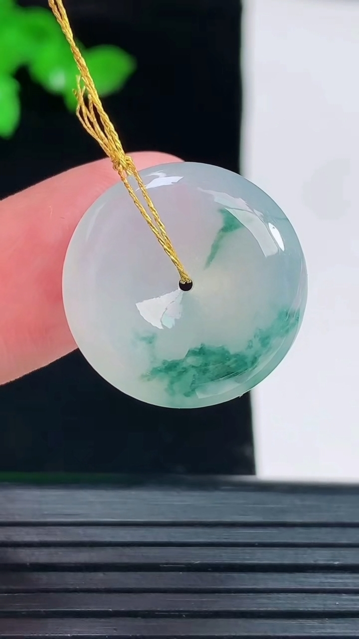 天然A货翡翠冰种飘花平安扣吊坠，尺寸20-5.2重量:4.36g
6月2日
