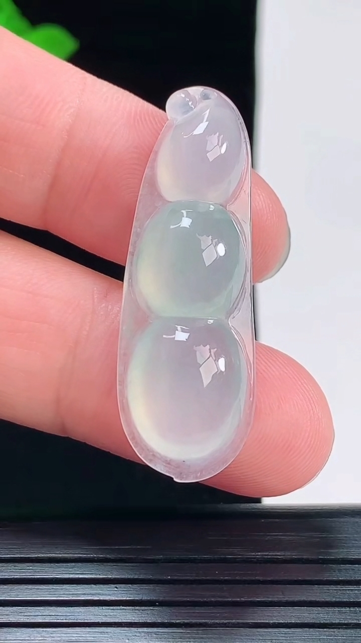 天然A货翡翠福豆吊坠，尺寸40-14-6.5重量:5.48g
6月2日