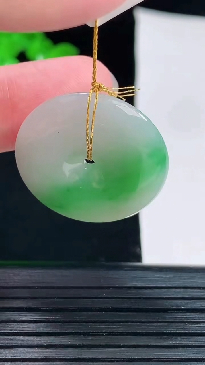 天然A货翡翠平安扣吊坠，尺寸27-5.6重量:8.56g
6月2日