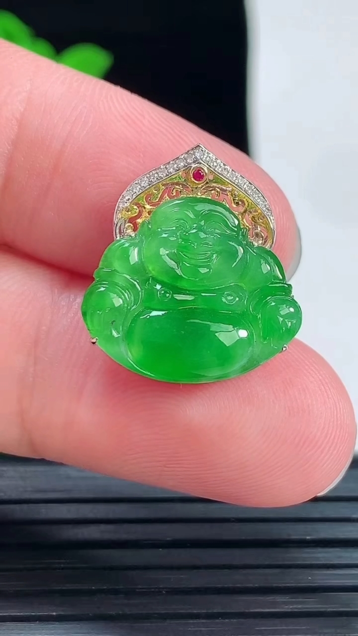 天然A货翡翠佛公吊坠，尺寸20-18-5.5，裸石15-18重量:2.25g
6月2日