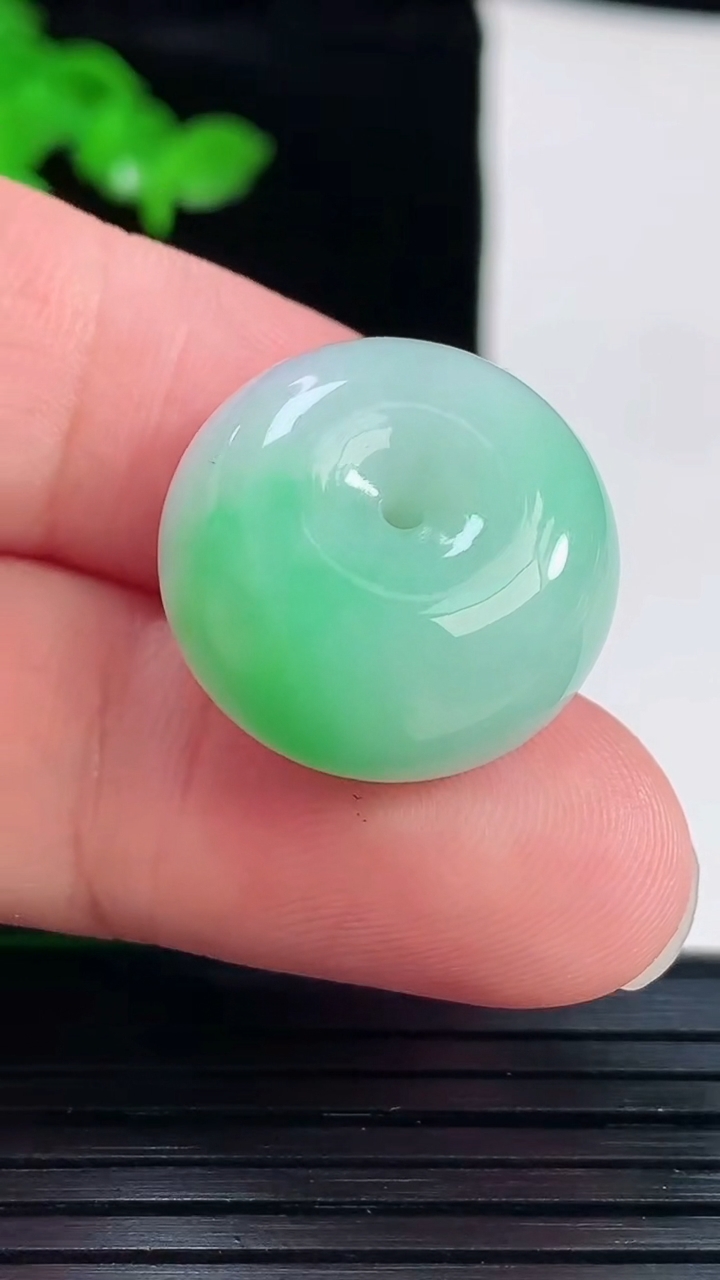 天然A货翡翠路路通吊坠，尺寸20.5-12重量:10.51g
6月2日